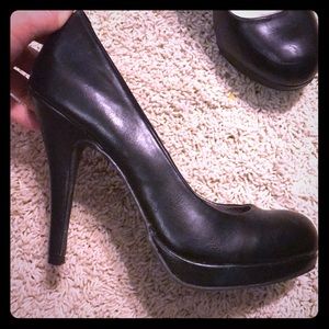 Black pumps
